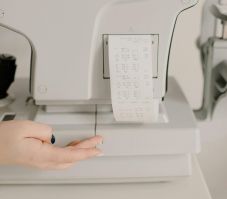 Több tízezer hamis egészségügyi dokumentumot értékesített egy hálózat, megkönnyítve a gépkocsivezetői jogosítvány megszerzését