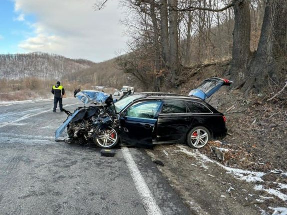 Frontálisan ütköztek a kanyarban, lezárták az E60-as országutat