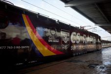 Eurómilliós kártérítést követel Andrei Păunescu az apja által írt futballinduló kereskedelmi használata miatt