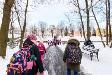 Dupla jutalom a fagyos reggelen is lábbuszozó tanulóknak