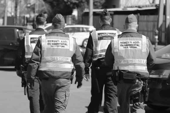 Drogot találtak egy romániai kisbuszban a magyar pénzügyőrök (VIDEÓ)