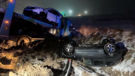 Árokba borult egy autószállító a köd miatt