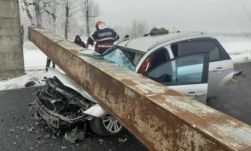 Rázuhant a magasságkorlátozó az autóra, egy nő életét vesztette