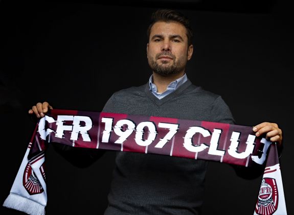 Adrian Mutu megérkezett Kolozsvárra; elszántságot és odaadást ígér a CFR edzőjeként