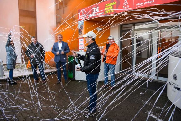 Gyenes Mani hazatért: tortával és pezsgővel köszöntötték Szatmárnémetiben a Dakar-hőst