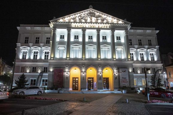 Már hullik a vakolat a nemrég felújított aradi színház műemlék épületéről
