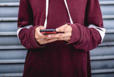 Kétértelmű üzenetekkel, viccbe burkolt célozgatásokkal zaklatta szexuálisan fiú diákjait egy tanár