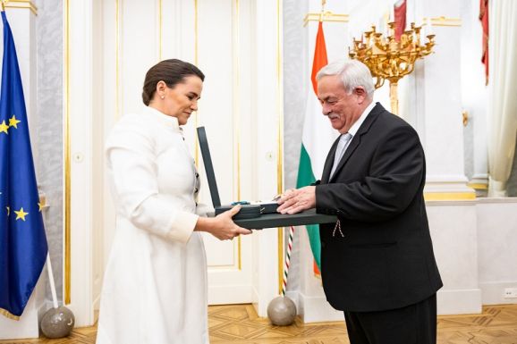 Nagyság a kisebbségben – Kató Béla püspököt kitüntetésben részesítette Novák Katalin