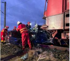 Vonat és gépkocsi ütközött – két fiatal meghalt