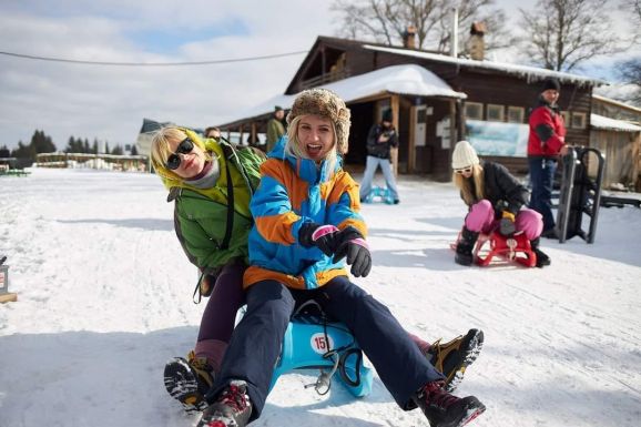 Hétvégi kikapcsolódás – Már lehet szánkózni a Szent Anna-tónál is