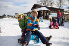 Hétvégi kikapcsolódás – Már lehet szánkózni a Szent Anna-tónál is