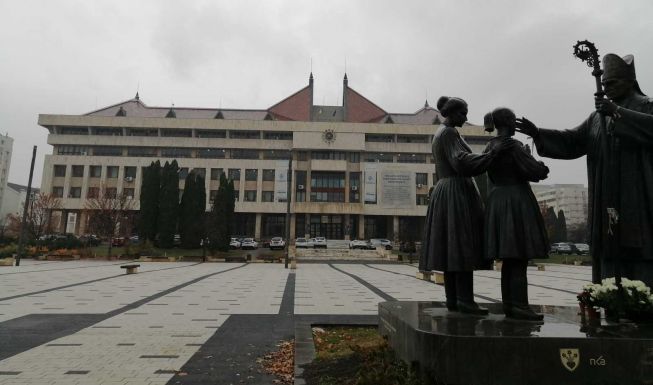 Ellentmondó szabályozások: a tömegközlekedést érintő határozatokról döntött Hargita Megye Tanácsa