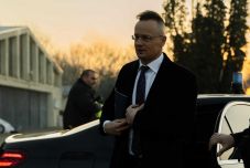 Fenyegetések árnyékában tárgyal hétfőn Kárpátalján Szijjártó Péter