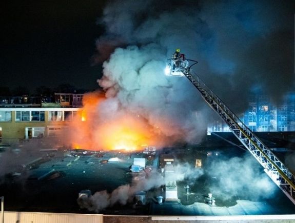 Hatalmas robbanás Rotterdamban, három eltűnt után kutatnak