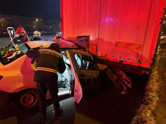 Tragédia: parkoló kamionba rohant a személyautó, meghalt egy fiatalember