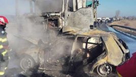 Szörnyű baleset: személygépkocsi és teherautó ütközött – két fiatal bennégett az autóban