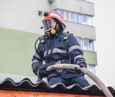Kigyulladt egy tömbház, mert az egyik lakó elaludt az égő cigarettával a szájában