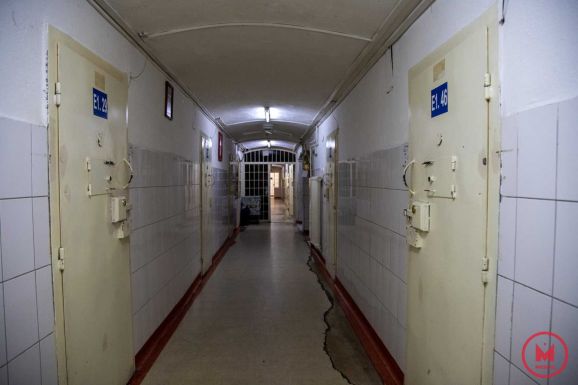 Börtönbüntetést kapott a kiskorú lányokat molesztáló szebeni rendőr