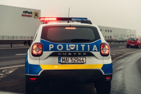 Álrendőrt buktattak le – az interneten vásárolt kamujelvényt és igazolványt
