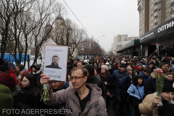 Elkezdték letartóztani azokat, akik Navalnij temetésén Putyin-ellenes rigmusokat skandáltak