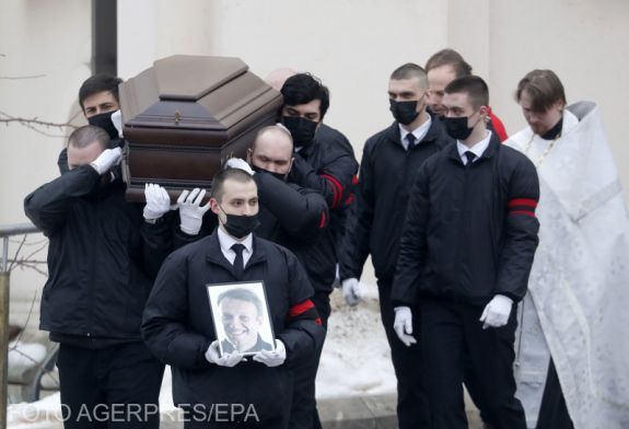 „Nem tudom, hogyan éljek nélküled” – utolsó útjára kísérték Alekszej Navalnijt