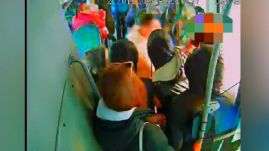 Egy fiatalt keres a rendőrség, aki szexuálisan bántalmazott egy lányt, majd kilökte a buszról (VIDEÓ)