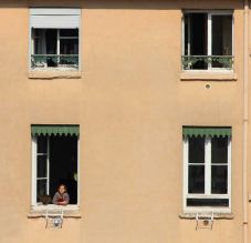 Karnyújtásra a többiektől, egyedül – a mentális, lelki egészségünknek tesz jót, ha ápoljuk a kapcsolatokat a szomszédokkal