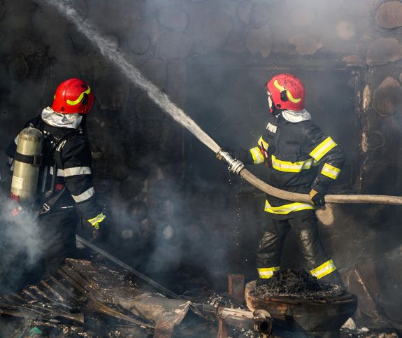 Égési sérüléseket szenvedett egy férfi, miután a házában tűz ütött ki