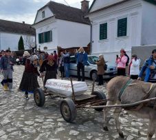 Torockói farsangtemetés: kulturális és családbarát programokkal társították a hagyományos eseményt