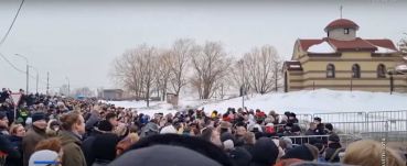Harmadik napja tömegek gyűlnek Navalnij sírjához