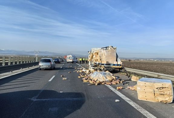 Ketten megsérültek egy balesetben, a forgalom több kilométeren feltorlódott az A1-es autópályán