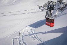 Elakadt a Bilea-tóhoz szállító drótkötélpályás felvonó kabinja
