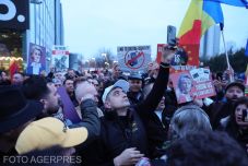 Az Európai Néppárt kongresszusának helyszínénél tüntettek az AUR szimpatizánsai