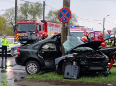 Villanyoszlopnak csapódott autójával, szörnyethalt a sofőr