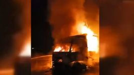 Menet közben gyulladt ki egy teherautó – fáklyaként égett (VIDEÓ)