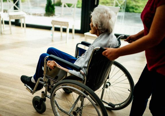 Idősgondozás: Romániában nem téma, míg a Nyugat minden munkaerőt elszívna