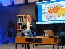 Kell-e az irodalmat a közösség szolgálatába állítani?