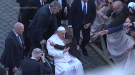 Nyugtalanító Ferenc pápa állapota: pápamobil helyett kerekesszékkel közlekedik