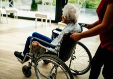 Idősgondozás: Romániában nem téma, míg a Nyugat minden munkaerőt elszívna