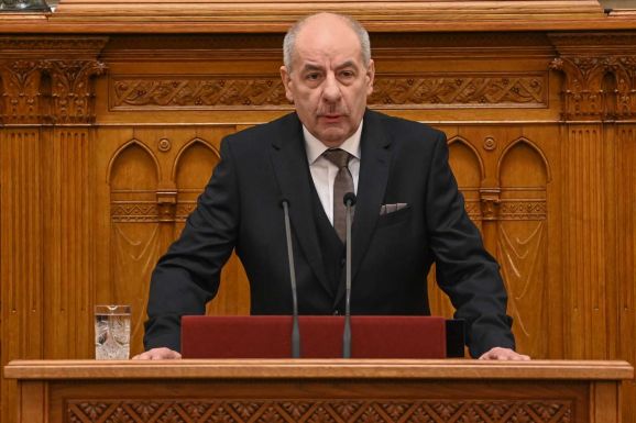 Nemtelen támadásnak nevezte az apját érintő vádakat Sulyok Tamás államfő