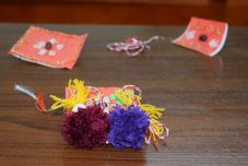 Tavaszi dekorációkat, üdvözlőlapokat készítenek a csíkszeredai börtön fiatal lakói