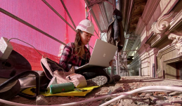 A Szent Mihály-templom is a keze alatt újult meg: építőtelep a munkahelye, por a púdere a restaurátornak