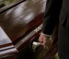 Tetten értek egy boncmestert, amikor kenőpénzt vett el a holttest bebalzsamozásáért