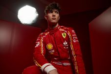 Műteni kell Carlos Sainzot, 18 éves újonc lesz a „Ferrari-beugró” a szaúdi F1-futamon