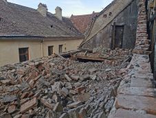 Beomlott egy műemléképület hátsó tűzfala Brassóban – a lakókat evakuálják