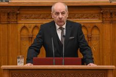 Nemtelen támadásnak nevezte az apját érintő vádakat Sulyok Tamás államfő