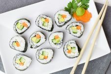 Sushival és virággal köszöntik a nőket a romániaiak
