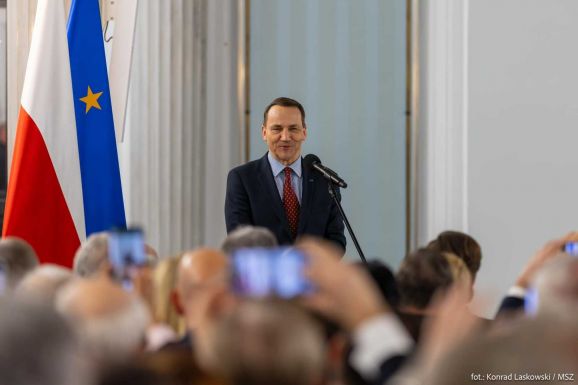 A lengyel külügyminiszter szerint sem elképzelhetetlen, hogy NATO-erőket küldjenek Ukrajnába