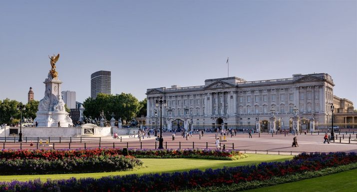 Nekihajtott egy autó a Buckingham-palota kapujának