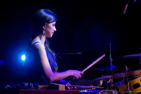 Se szakálla, se tetoválása, mégis brutális az ütése: szoknyát visel és mosolyog hangszere mögül a csíkszeredai női dobos